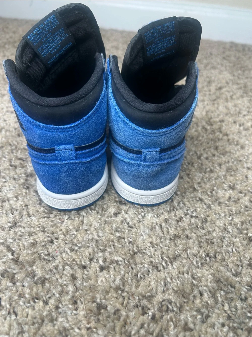 four pairs of shoes that need to be repair look at pictures